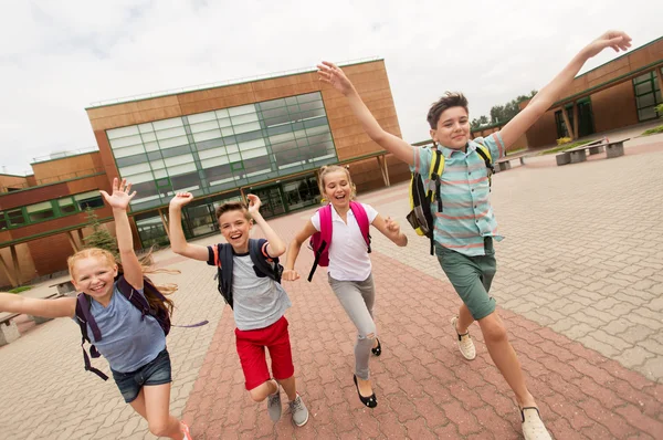 Grupo de estudantes do ensino fundamental feliz correndo — Fotografia de Stock