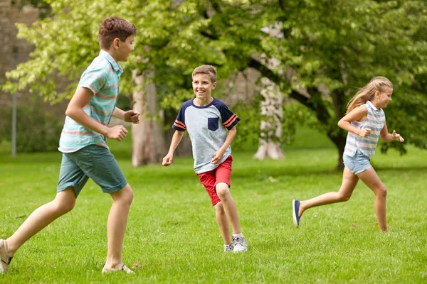 Enfants heureux courir et jouer au jeu en plein air — Photo