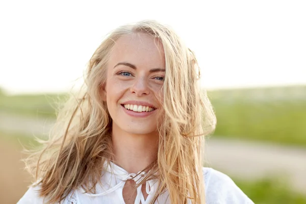 Close up de feliz jovem mulher em branco ao ar livre — Fotografia de Stock