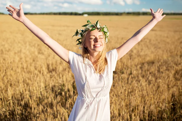 Felice giovane donna in corona di fiori sul campo di cereali — Foto Stock