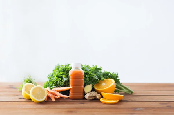 Bottiglia con succo di carota, frutta e verdura — Foto Stock