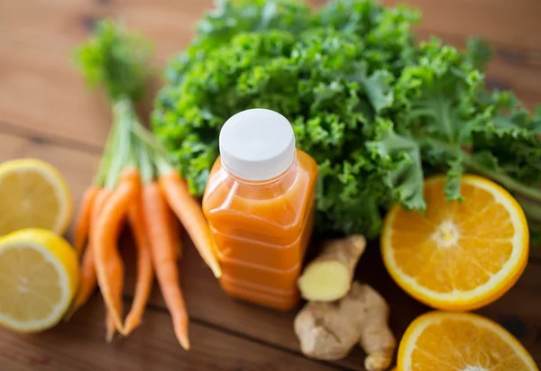 Bottiglia con succo di carota, frutta e verdura — Foto Stock