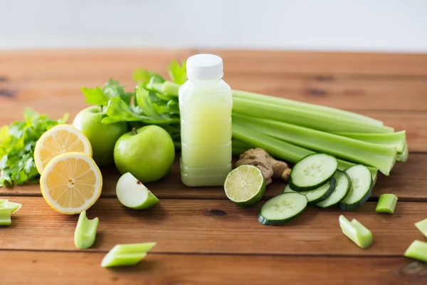 Närbild på flaska med grön juice och grönsaker — Stockfoto