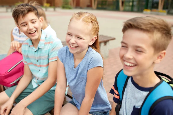 Groep van gelukkig basisschool leerlingen praten — Stockfoto