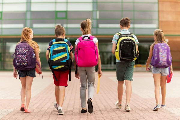 Groupe d'élèves heureux de l'école primaire marchant — Photo