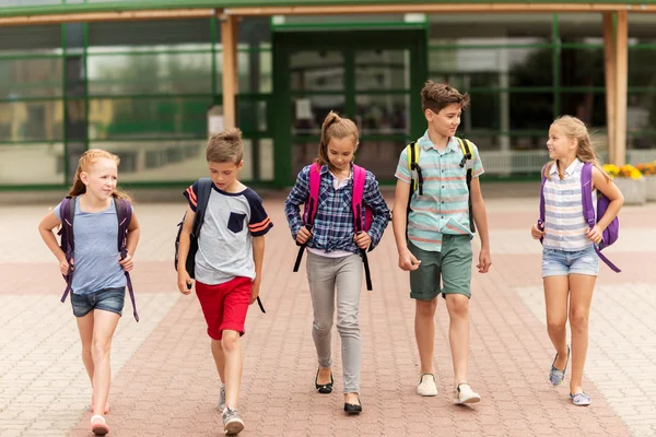 Grupp av glad grundskoleelever promenader — Stockfoto
