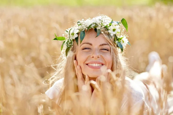 Boldog nő koszorúban virágok gabona mező — Stock Fotó