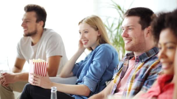 Amigos com pipocas e cerveja assistindo tv em casa — Vídeo de Stock