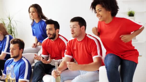 Amigos ou fãs de futebol assistindo futebol em casa — Vídeo de Stock