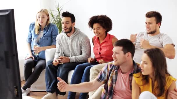 Amigos ou fãs de futebol assistindo futebol em casa — Vídeo de Stock