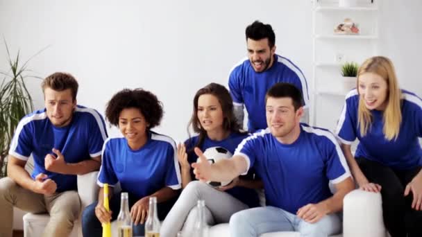 Amigos o aficionados al fútbol viendo fútbol en casa — Vídeo de stock