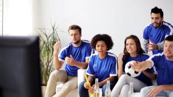Τους φίλους ή τους οπαδούς ποδοσφαίρου που παρακολουθούν ποδόσφαιρο στο σπίτι — Αρχείο Βίντεο