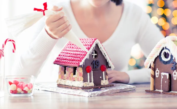 Nahaufnahme einer Frau, die Lebkuchenhäuser herstellt — Stockfoto