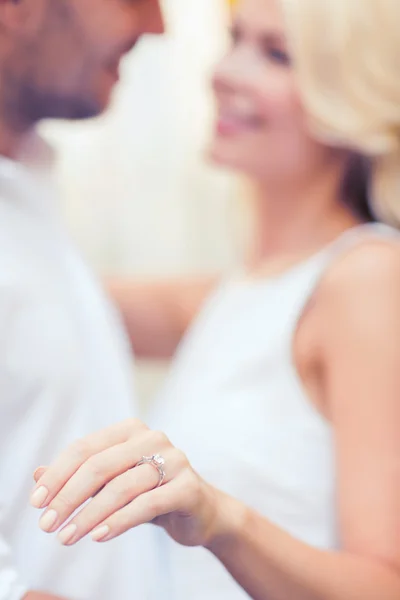 Romantischer Mann macht der schönen Frau einen Heiratsantrag — Stockfoto
