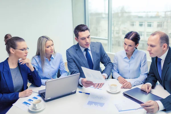 Equipo de negocios con portátil teniendo discusión —  Fotos de Stock