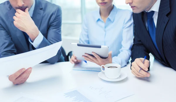 Zakelijke team met grafiek, tablet pc en koffie — Stockfoto