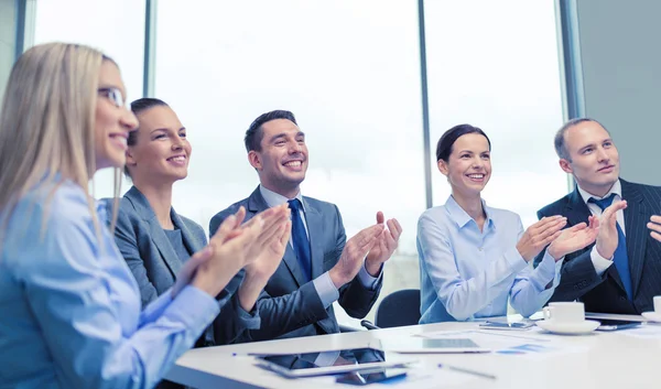 Business team with laptop clapping hands — Stock Photo, Image