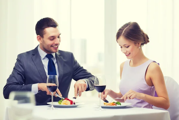Leende par äter huvudrätt på restaurang — Stockfoto