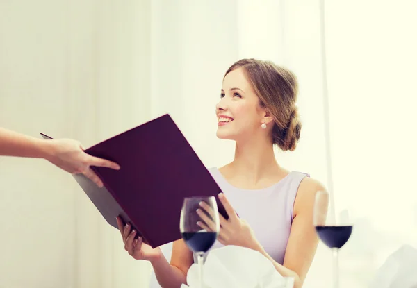 Mujer sonriente recitando el menú de camarero — Foto de Stock