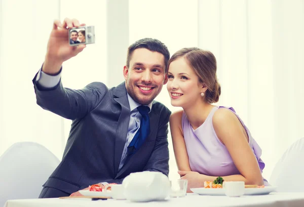 Couple souriant prenant une photo autoportrait — Photo