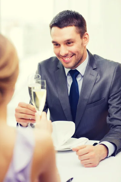 Casal com copos de champanhe no restaurante — Fotografia de Stock