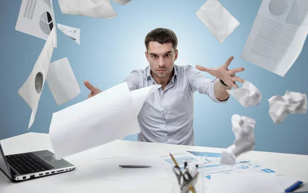 Θυμωμένος επιχειρηματίας που ρίχνουν τα χαρτιά στο γραφείο — Φωτογραφία Αρχείου