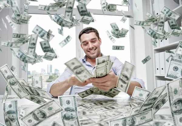 Homem de negócios feliz com montão de dinheiro — Fotografia de Stock