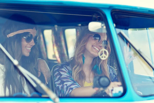 Usmívající se mladé hippie ženy řídit auto minivan — Stock fotografie