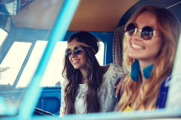 Sonriente joven hippie mujeres conducir coche minivan —  Fotos de Stock