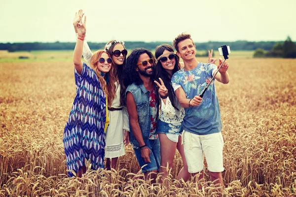 Selfie 스틱에 스마트폰으로 히피 친구 — 스톡 사진