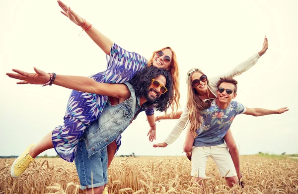 Happy hippie φίλοι διασκεδάζουν στο στον τομέα των δημητριακών — Φωτογραφία Αρχείου