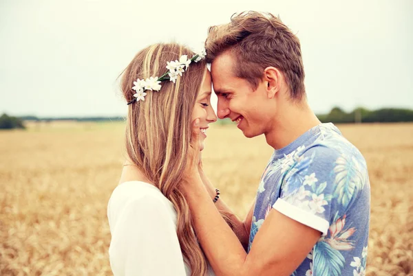 Gelukkig lachend jonge hippie paar buitenshuis — Stockfoto