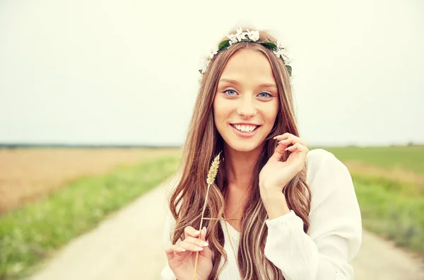 Sorrindo jovem hippie mulher no campo de cereais — Fotografia de Stock