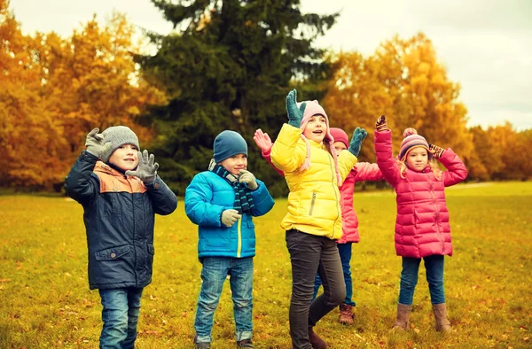 Gruppe fröhlicher Kinder vergnügt sich im Herbstpark — Stockfoto