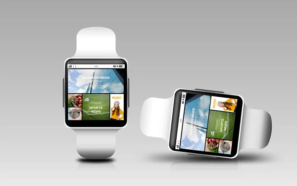 Inteligentne zegarki z internetowych grup dyskusyjnych na ekranie — Zdjęcie stockowe