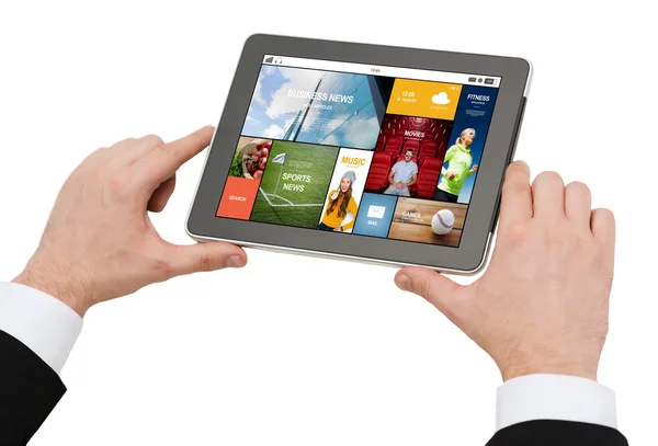 Primer plano de las manos sosteniendo la tableta pc con — Foto de Stock