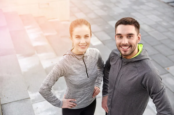 Sonriendo pareja al aire libre en la calle de la ciudad — Foto de Stock