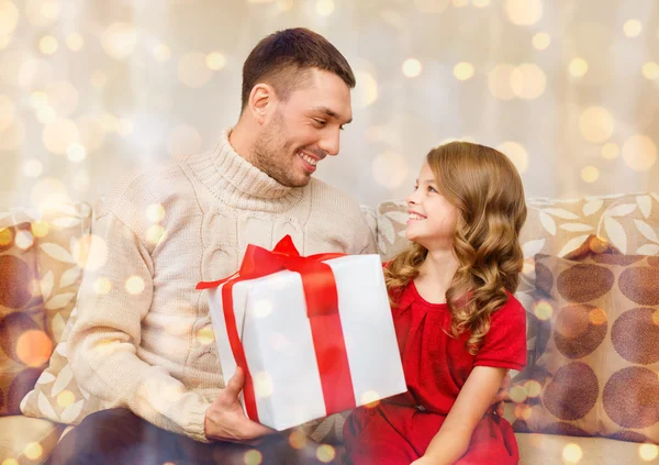 Sorrindo pai e filha olhando um para o outro — Fotografia de Stock