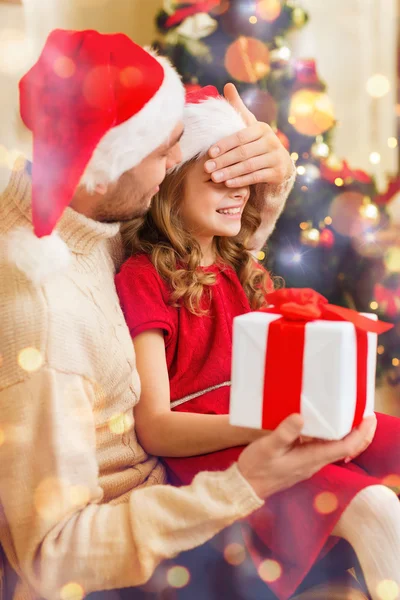 Lächelnder Vater überrascht Tochter mit Geschenkbox — Stockfoto