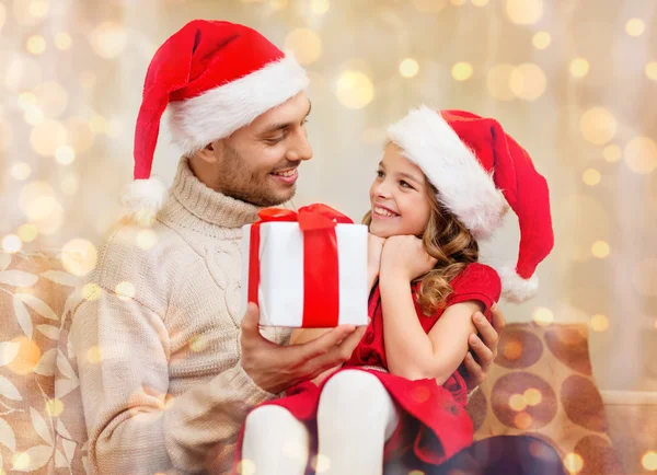 Sonriente padre dando hija caja de regalo — Foto de Stock