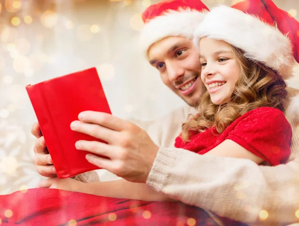 Sonriente padre e hija leyendo libro — Foto de Stock