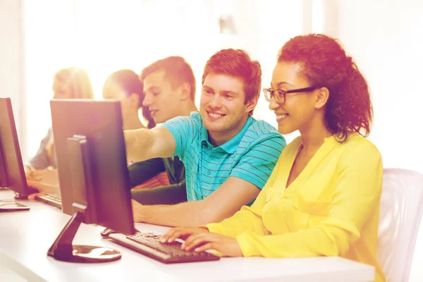 Studenti sorridenti in classe di computer a scuola — Foto Stock