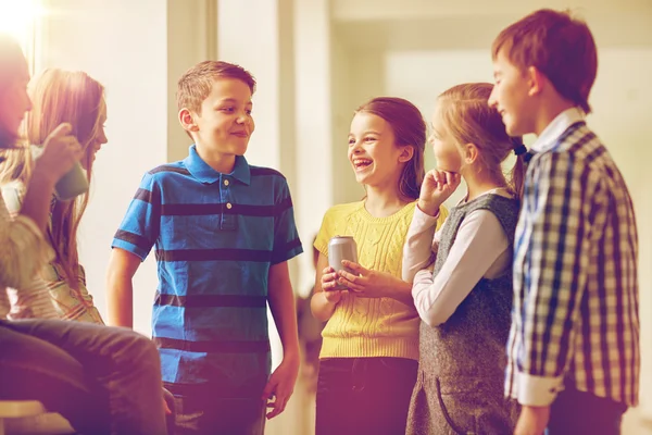 Group of school kids with soda cans in corridor — Stock Photo, Image