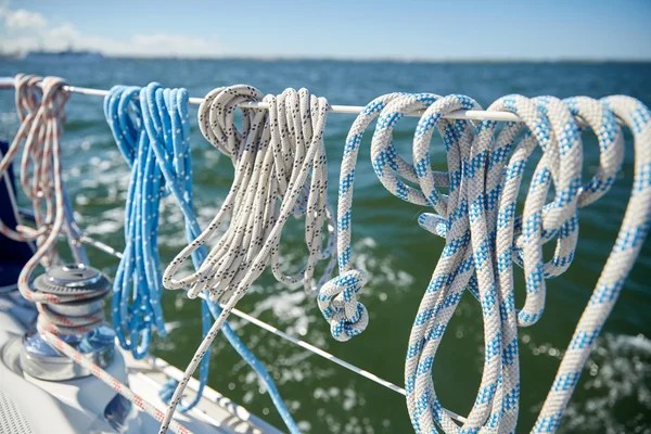 Fechar a corda de amarração em veleiro ou iate — Fotografia de Stock