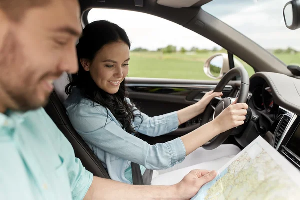 행복 한 남자와 여 자가 자동차 운전 하는로 지도 — 스톡 사진