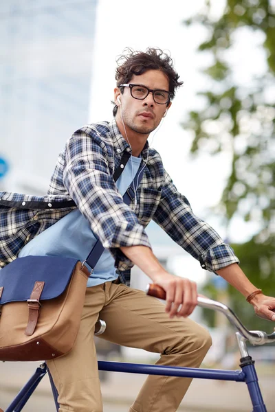 Giovane hipster uomo con borsa in sella bici a scatto fisso — Foto Stock