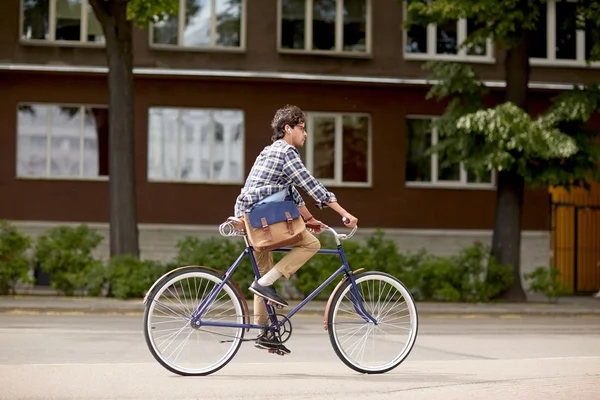 Молодой хипстер с сумкой на велосипеде с фиксированной передачей — стоковое фото