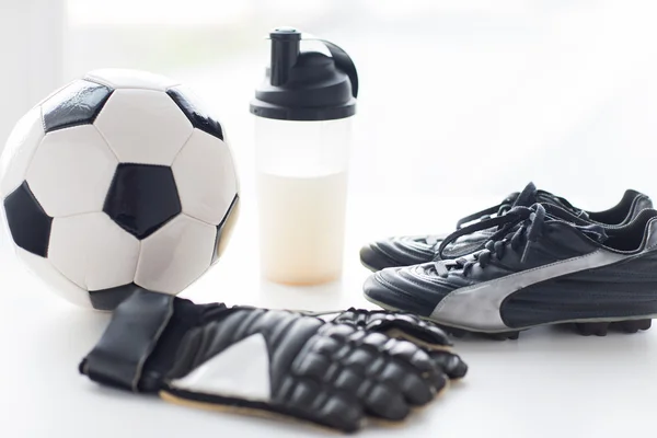 Närbild på fotboll stövlar, handskar och flaska — Stockfoto