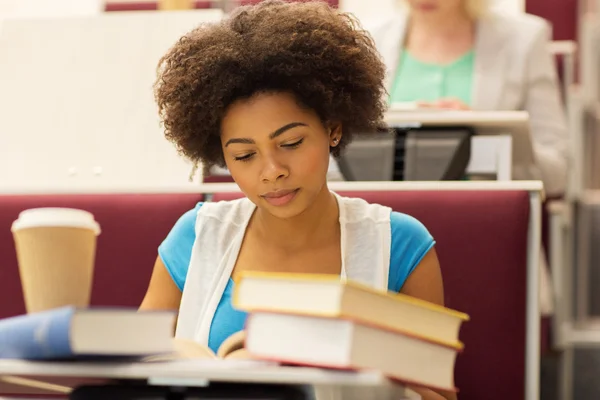 Estudante menina com livros e café em palestra — Fotografia de Stock