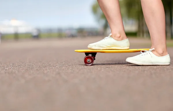 Close up de pés femininos andando de skate curto — Fotografia de Stock